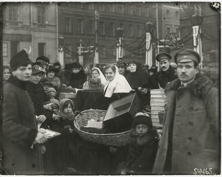 Продажа в пользу раненых на Михайловской площади, 1910-е. Выставка: «Покупай, торопись, налетай, не скупись!» с этой фотографией.&nbsp;