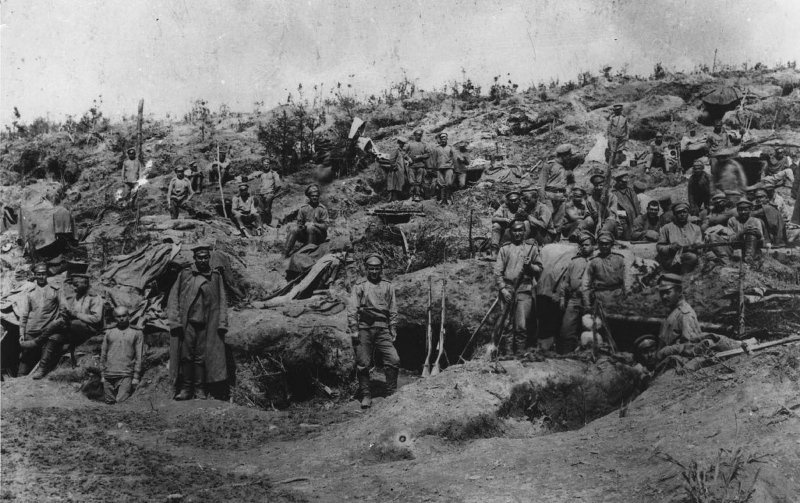 Русские солдаты в окопах. Западный фронт, июнь 1917. Видеовыставка «Открытие московского метро. Дворцы под землей» с этой фотографией.