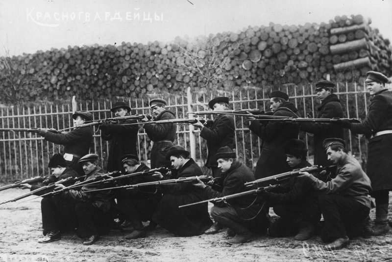 Боевая дружина путиловцев на стрелковых занятиях, октябрь 1917, г. Петроград. Красная гвардия — добровольные вооруженные отряды, создававшиеся территориальными партийными организациями РСДРП(б) для осуществления революции 1917 года в России, основная форма вооруженных организаций большевиков во время подготовки и осуществления Октябрьской революции и первых месяцев Гражданской войны. Сейчас Санкт-Петербург.