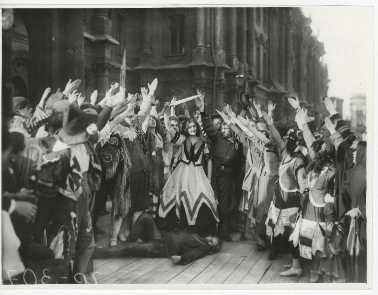Финал пьесы «Дворец наместника», 1 мая 1920, г. Петроград. Выставка «20 фотографий 1920» с этой фотографией.