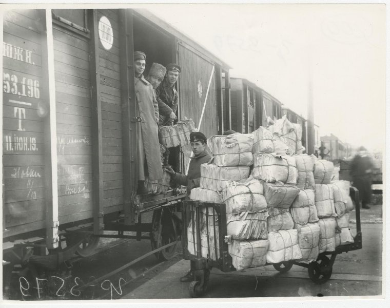 Погрузка газет для отправки во фронтовые части, 1919 год, г. Петроград