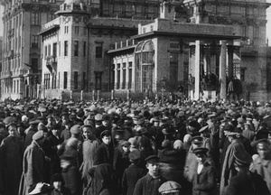 Митинг у дворца Матильды Кшесинской, 18 апреля 1917, г. Петроград. После Февральской революции солдаты мастерских запасного автобронедивизиона захватили и разграбили особняк известной балерины Матильды Кшесинской. В ее доме расположились Петербургский комитет РСДРП(б) и его военная организация, а затем и ЦК РСДРП(б) и редакция газеты «Солдатская Правда». С балкона этого дома неоднократно выступал Ленин.&nbsp;Подробнее о событиях после Февральского переворота смотрите здесь.Выставка «Петербургские дворцы» с этой фотографией.