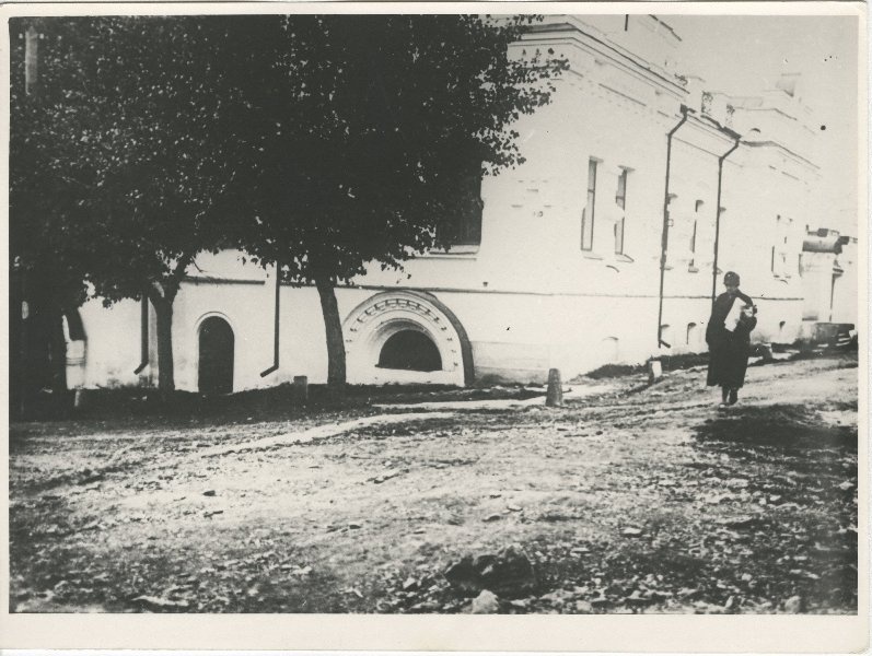 Дом Ипатьева, в котором в 1918 году была расстреляна царская семья, 1927 - 1931, Уральская обл., г. Свердловск. Несохранившийся частный дом в Екатеринбурге на углу улиц Карла Либкнехта и Клары Цеткин (бывших Вознесенского проспекта и Вознесенского переулка соответственно), в подвале которого в ночь с 16 на 17 июля 1918 года был расстрелян вместе с семьей и прислугой последний Российский император Николай II.&nbsp;В 2003 на месте, где ранее располагался дом, построен Храм-на-Крови.Ныне Екатеринбург.Видео&nbsp;«Николай Романов»,&nbsp;«Цесаревич Алексей: неразгаданное детство» и «300-летие дома Романовых» с этой фотографией.