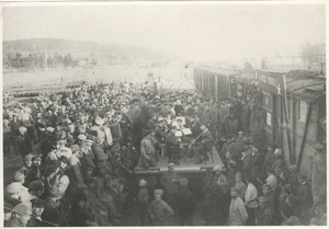 Митинг в Верхнеудинске, 1918 - 1923, г. Верхнеудинск. Сейчас – Улан-Удэ.После 1917 года Верхнеудинск – центр Прибайкальской губернии; в апреле – октябре 1920 года – столица Дальневосточной республики (ДВР); с 30 мая 1923 года – столица Бурят-Монгольской АССР.Выставка «Транссибирская магистраль: вся Россия за окном» с этим снимком.&nbsp;