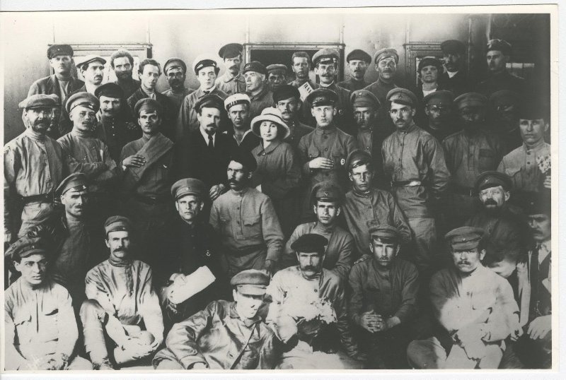 Групповой портрет, 1918 - 1925. В центре – Лариса Рейснер, революционерка, участница Гражданской войны, журналистка, поэт, писатель, сестра советского востоковеда Игоря Рейснера.