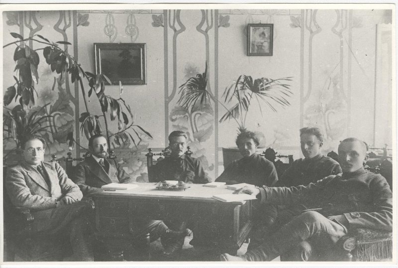 Правительство Дальневосточной республики (ДВР), 1920 - 1921, Дальневосточная республика. Республика была провозглашена 6 апреля 1920 года. В 1922 году вошла в состав РСФСР как Дальневосточная область, четыре губернии которой в 1926 году образовали Дальневосточный край.&nbsp;20 октября 1938 года Дальневосточный край был разделен на Хабаровский и Приморский края.