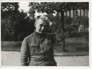 Александр Керенский, сентябрь 1917, г. Петроград. Предположительно, у здания Смольного.Видео «Керенский. Навсегда виноватый» с этой фотографией.