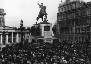 Митинг на Скобелевской площади, 18 апреля 1917, г. Москва. Памятник открыт 24 июня 1912 года, снесен 1 мая 1918 года. Располагался на месте нынешнего памятника Юрию Долгорукому на Тверской площади, которая носила название «Скобелевская площадь» до 1918 года. За памятником – Тверская полицейская часть, пожарное депо и тюрьма. О том, что вспоминал Константин Паустовский о митинге 1917 года на Скобелевской площади смотрите здесь.&nbsp;