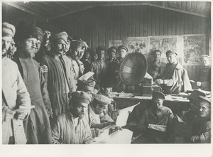 Раздача литературы пленным казакам в агитпункте, 1918 - 1920