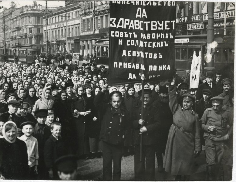 Демонстрация женщин у Гостиного двора, 19 марта 1917, г. Петроград. Выставка «Теперь мы без яти» с этой фотографией.&nbsp;