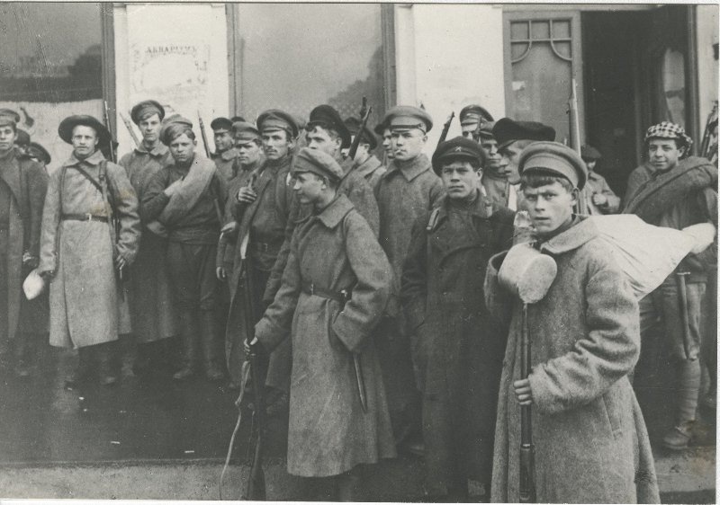 Продовольственный отряд перед отправкой на хлебозаготовки, 1918 год, г. Москва. В период военного коммунизма вооруженный отряд, участвовавший в продразверстке. Первые продовольственные отряды были сформированы в Москве и Петрограде уже в 1917 году. В 1918 году из-за нарастающей нехватки продовольствия продотряды появились во многих крупных промышленных городах. Заготовки разрешались строго по твердым государственным тарифам, а также путем реквизиции хлеба у кулаков-«саботажников». С введением новой экономической политики (НЭП) в 1921 году продотряды прекратили свое существование.&nbsp;