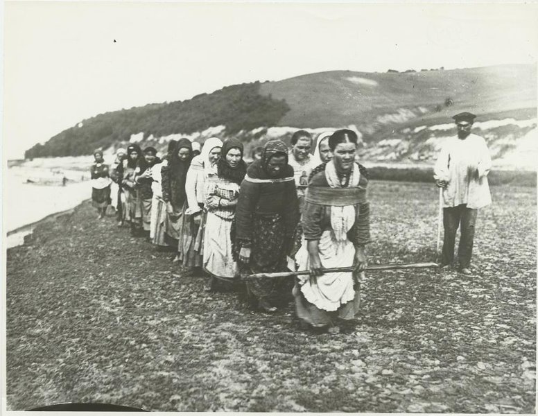Женщины-бурлачки тянут баржу на реке Суре, 1910 год, Нижегородская губ.. Выставка «Женщины неженских профессий» с этой фотографией.&nbsp;