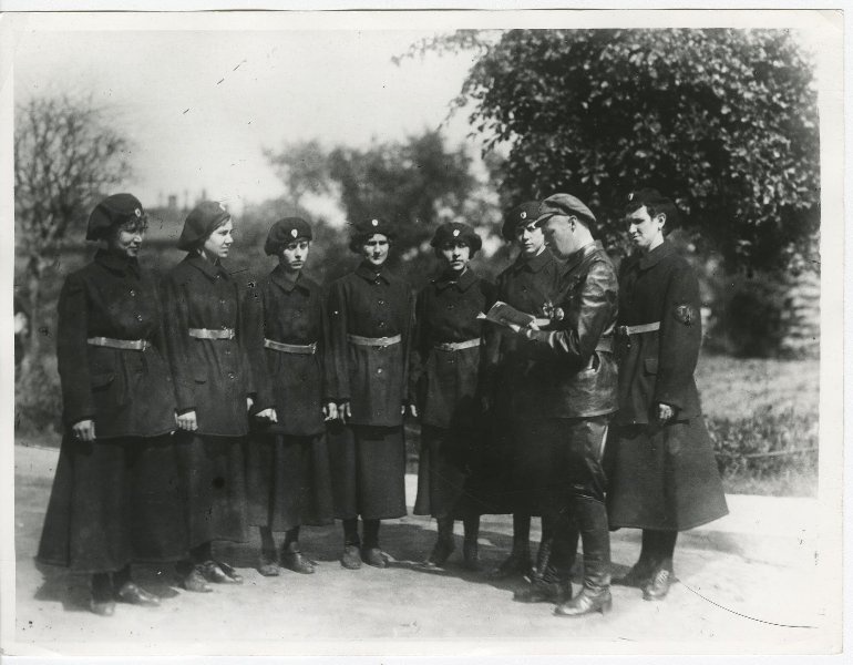 Отряд милиции, сформированный из работниц Петрограда, 1919 год, г. Петроград. Выставки&nbsp;«19 фотографий 1919»&nbsp;и «Моя милиция меня бережет» с этим снимком.&nbsp;
