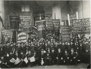 Рабочая молодежь Путиловского завода – участники первомайской демонстрации, 18 апреля 1917, г. Петроград. Выставка «Хроника советских праздников. Демонстрации и парады» с этой фотографией.