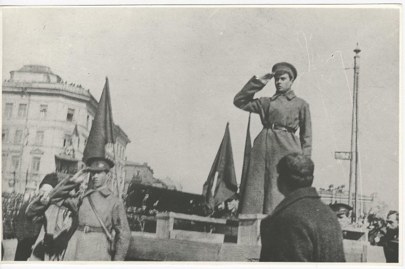 Свержение колчаковской власти во Владивостоке. Сергей Лазо на митинге, 1 - 28 февраля 1920, г. Владивосток. Сергей Лазо – дворянин, подпоручик Русской императорской армии. После Революции – советский военачальник и государственный деятель. Один из организаторов переворота во Владивостоке 31 января 1920 года, в результате которого была свергнута власть колчаковского наместника – главного начальника Приамурского края генерал-лейтенанта Сергея Розанова и сформировано Временное правительство Дальнего Востока, подконтрольное большевикам. В этом же году Сергей Лазо был арестован японцами, передан казакам-белогвардейцам и убит.