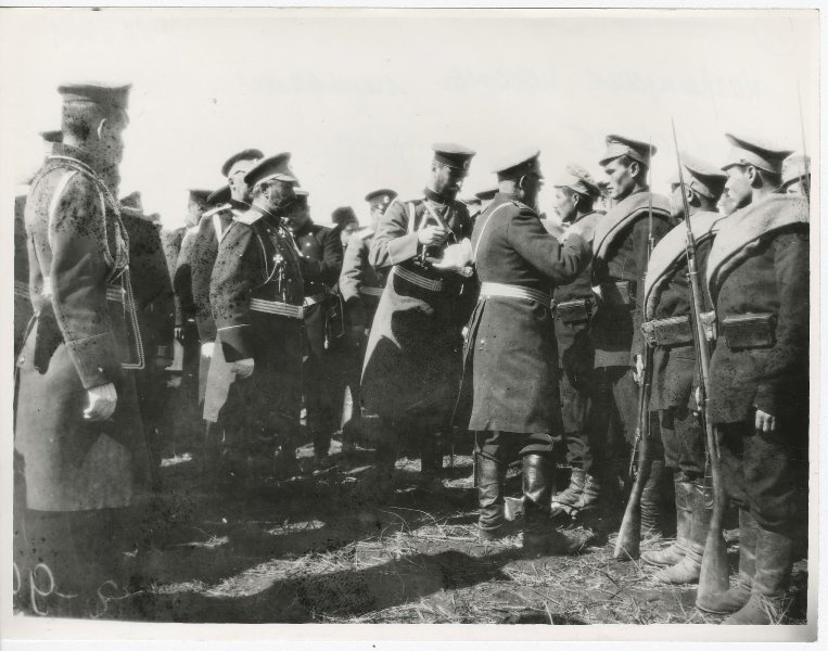 Русско-японская война. Награждение пехоты медалями, 1904 - 1905. Выставка «Русско-японская война» с этой фотографией.