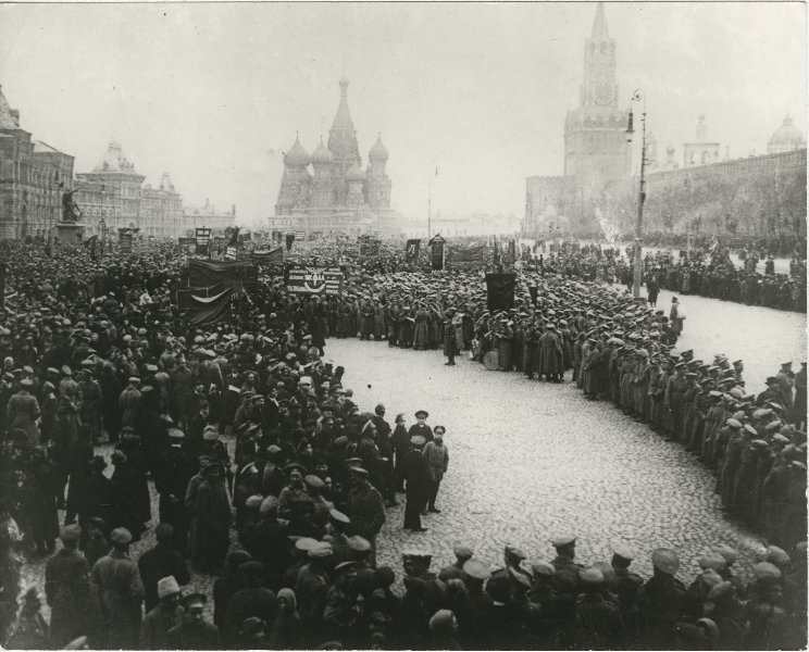 Демонстрация на Красной площади, 1 апреля 1917, г. Москва. Выставка «Поворот истории. Поворот памятника» с этой фотографией.