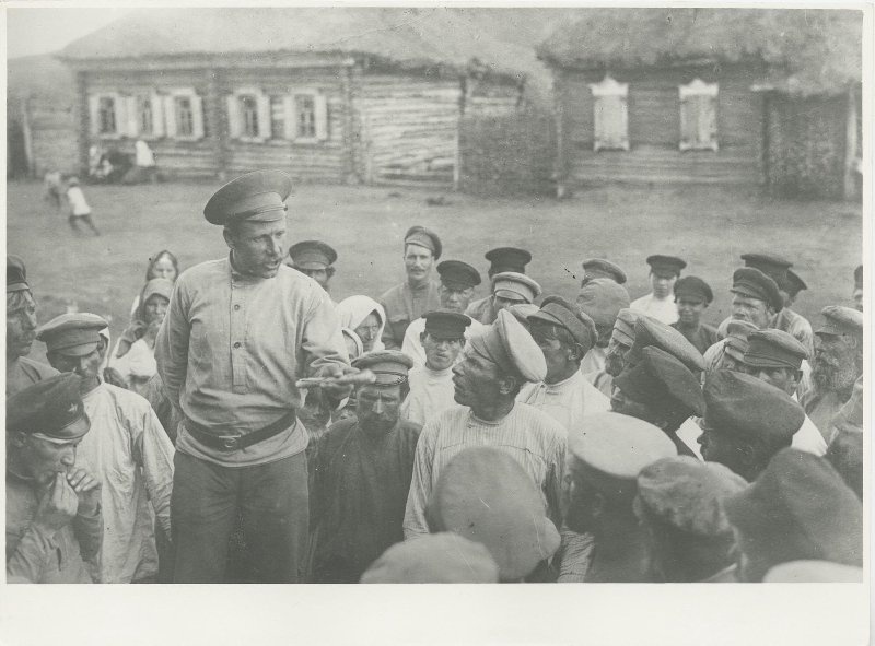 Собрание в деревне, 1920 год