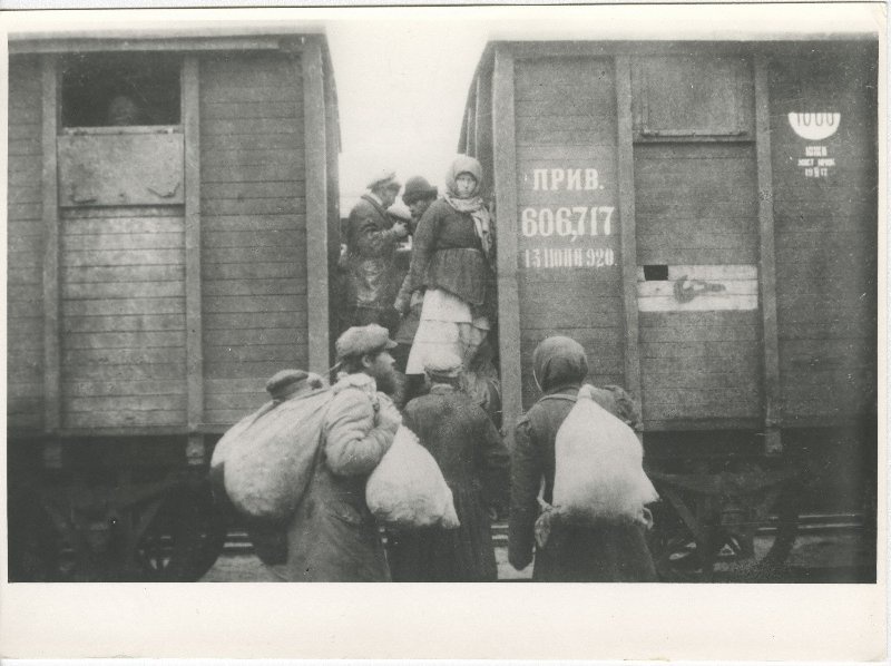 Мешочники у вагона, 1918 - 1922. Мешочники – люди, занимавшиеся мелкой торговлей продовольствием во время Гражданской войны в России. Название происходит от мешков, в которых они перевозили товар.