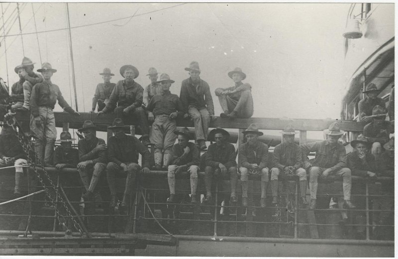 Американские солдаты на транспорте, 1 августа 1918 - 31 марта 1920. Интервенция США в России началась в августе 1918 года в Архангельске, Мурманске (выведены в июне-октябре 1919 года). По соглашению между интервентами охраняли Транссиб на участках от Мысовска до Верхнеудинска и от Имана до Владивостока (выведены в январе-марте 1920 года). Американские силы на Дальнем Востоке составляли 7 950 человек под командованием генерал-майора Уильяма Грейвса. Это были 27-й и 31-й полки Армии США вместе с большим количеством добровольцев из 13-го, 62-го и 12-го полков. Американцы начали прибывать во Владивосток во второй половине августа 1918 года. Грейвс объявил, что он будет проводить политику «невмешательства во внутренние дела России» и «полного нейтралитета», то есть одинакового отношения к колчаковским силам и красным партизанам. После поражения колчаковских войск в конце 1919 года пребывание иностранных сил на российской территории потеряло смысл. Последний американский солдат покинул российский Дальний Восток 1 апреля 1920 года.