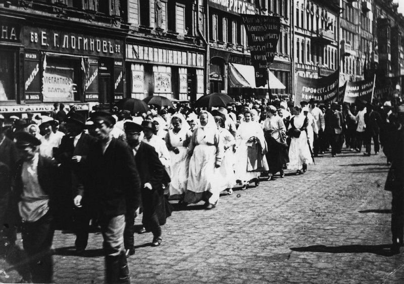 Политическая демонстрация против Временного правительства, 1 июля 1917, г. Петроград. 1 июля 1917 года в Петрограде на Марсовом поле состоялась массовая демонстрация, организованная Съездом Советов. Вопреки ожиданиям организаторов, планировавших провести общеполитическую демонстрацию доверия Временному правительству, акция, в которой участвовало около 500 000 человек, прошла под большевистскими лозунгами: «Долой десять министров-капиталистов!», «Пора кончать войну!», «Вся власть Советам!».&nbsp;Подробнее о том, что происходило 1 июля в Петрограде смотрите здесь.&nbsp;&nbsp;