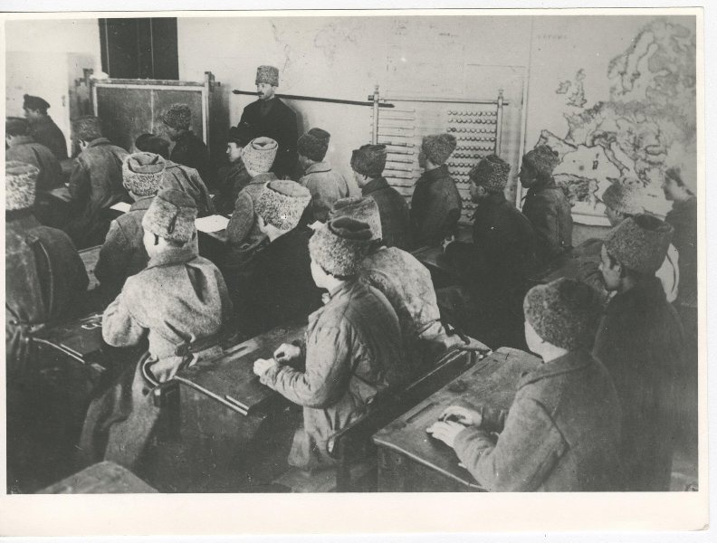 Обучение неграмотных красноармейцев, 1918 - 1920. Выставка «Тянуться к знаниям» с этой фотографией.