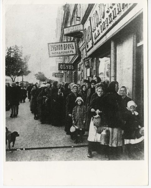 Очередь за молоком, сентябрь 1917, г. Петроград. Ныне улица Декабристов.