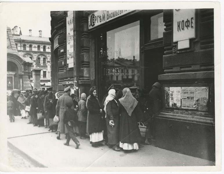 Очередь за продуктами на углу Тверской и Охотного ряда, сентябрь 1917, г. Москва