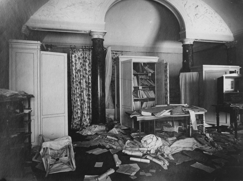 Зимний дворец после штурма, 26 октября 1917, г. Петроград. Грабеж происходил как во время штурма, так и в дни, последовавшие за ним. В попытке грабежа, по словам Джона Рида, были уличены и некоторые из защитников Зимнего дворца. Новые власти тщетно пытались остановить разграбление. Подробнее о штурме Зимнего смотрите здесь.Сейчас Санкт-Петербург.&nbsp;