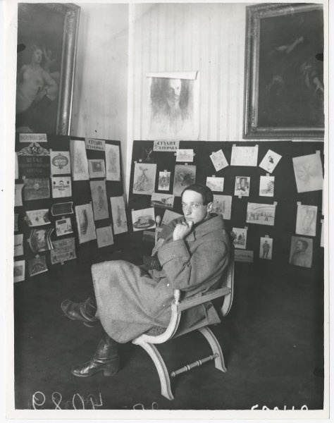 Красноармеец-художник у стенда со своими работами, 1919 год, г. Петроград. Выставка «Художник за работой» с этой фотографией.