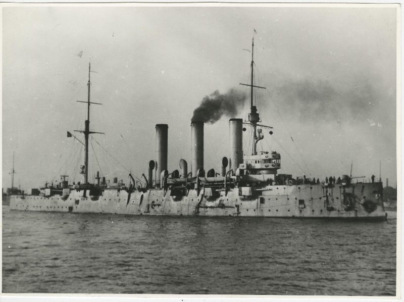 Крейсер «Аврора», 1917 год. Подробнее о крейсере «Аврора» в октябре 1917 года смотрите здесь.Видео «Крейсер "Аврора"» с этой фотографией.