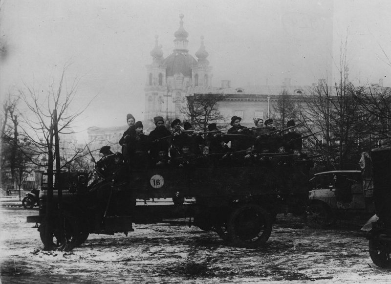 Отряд красногвардейцев у Смольного, 25 октября 1917, г. Петроград. Красная гвардия – добровольные вооруженные отряды, создававшиеся территориальными партийными организациями РСДРП(б) для осуществления революции 1917 года в России, основная форма вооруженных организаций большевиков во время подготовки и осуществления Октябрьской революции и первых месяцев Гражданской войны.&nbsp;Сейчас Санкт-Петербург.