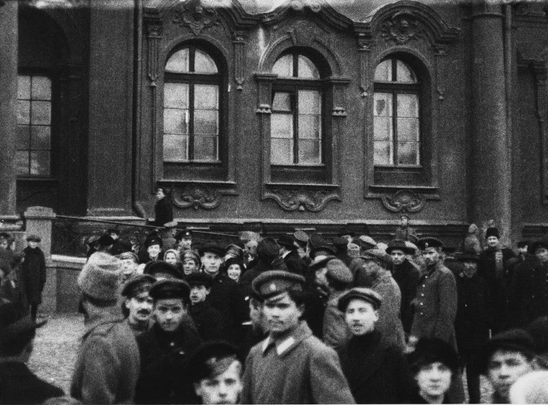 После взятия Зимнего дворца, 26 октября 1917, г. Петроград. Выставка «Зеваки» с этой фотографией.&nbsp;