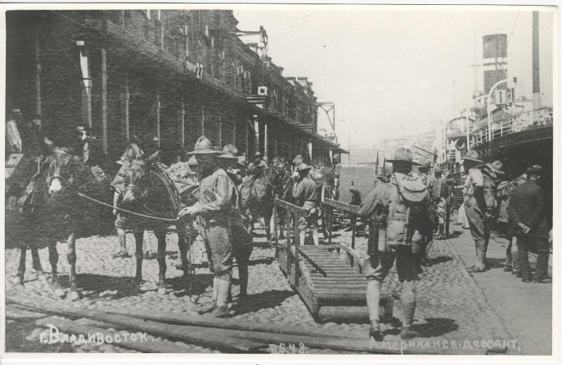 Американский десант во Владивостоке, 3 августа 1918 - 1 апреля 1920, г. Владивосток. Американские силы на Дальнем Востоке составляли 7 950 человек под командованием генерал-майора Уильяма Грейвса. Это были 27-й и 31-й полки Армии США вместе с большим количеством добровольцев из 13-го, 62-го и 12-го полков. Американцы начали прибывать во Владивосток во второй половине августа 1918 года. Грейвс объявил, что он будет проводить политику «невмешательства во внутренние дела России» и «полного нейтралитета», то есть одинакового отношения к колчаковским силам и красным партизанам.После поражения колчаковских войск в конце 1919 года пребывание иностранных сил на российской территории потеряло смысл. Последний американский солдат покинул российский Дальний Восток 1 апреля 1920 года.