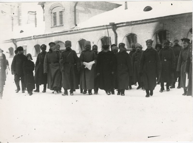 Солдаты ведут арестованных полицейских в Государственную Думу, февраль 1917, г. Петроград. Выставки&nbsp;«Соблюдайте правила!», «Под арестом» с этой фотографией.