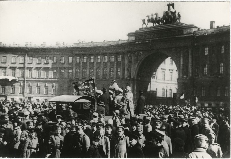 Продажа газеты «Правда» во время митинга, организованного большевиками на Дворцовой площади, 21 апреля 1917, г. Петроград. Выставка «"Правду" читают все» с этой фотографией.&nbsp;
