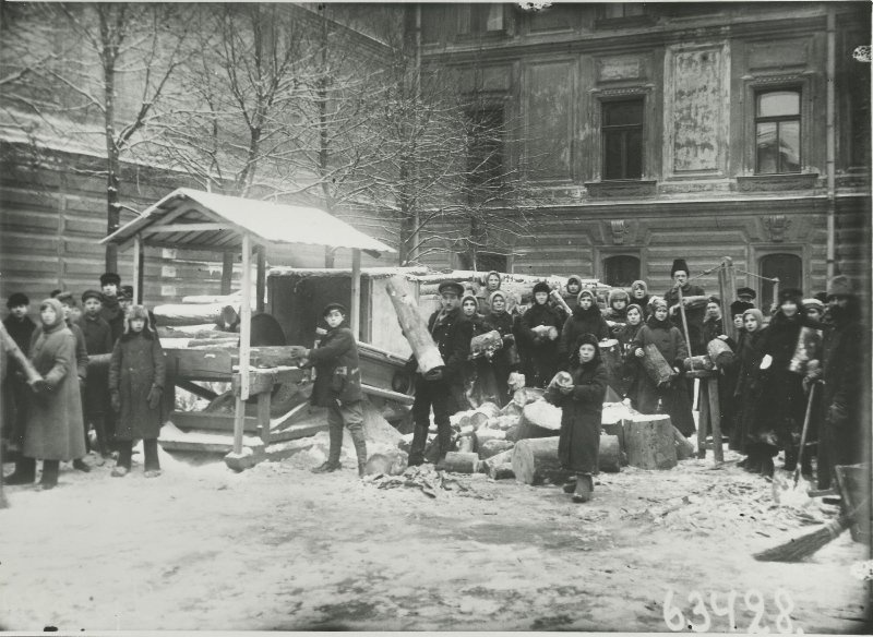 Рабочие железнодорожной базы на субботнике, 1921 год, г. Петроград. Выставка «21 фотография 1921 года» с этой фотографией.&nbsp;