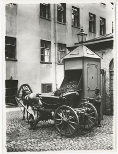 Мусорщик во дворе, 1900-е. Выставка «Дореволюционная Россия: профессии» с этой фотографией.&nbsp;