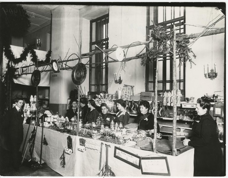 Немецкий базар, 1910-е. Выставка «Рождественская радость» с этой фотографией.&nbsp;