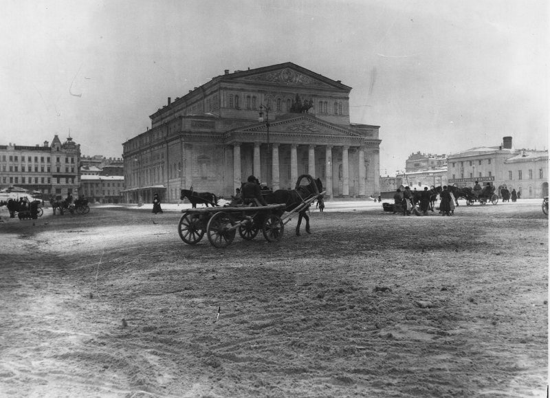 Театральная площадь и Большой театр, 1901 - 1906, г. Москва. Видео «Большой театр. Назло всем пожарам»,&nbsp;«Сергей Рахманинов. Пианист, композитор, дирижер, эмигрант» с этим снимком.