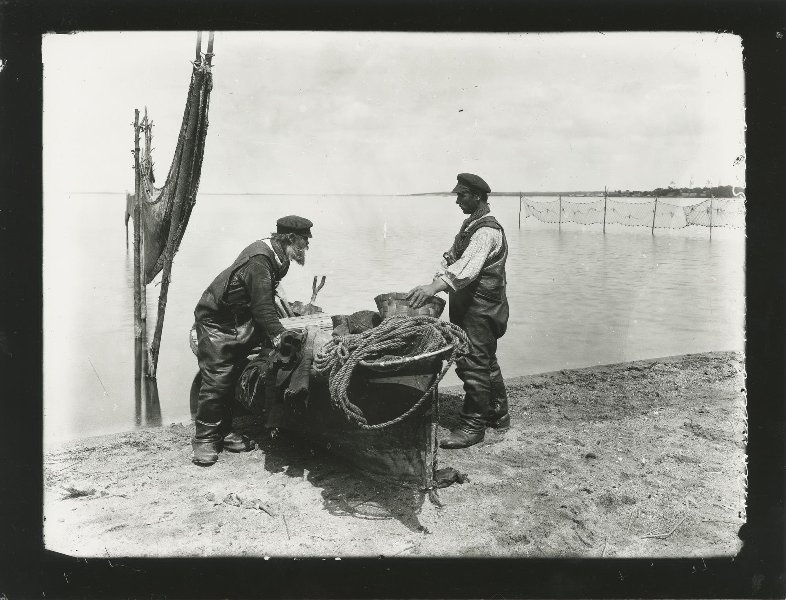 Осташковские рыбаки на берегу Волги, 1890-е, Тверская губ., г. Осташков