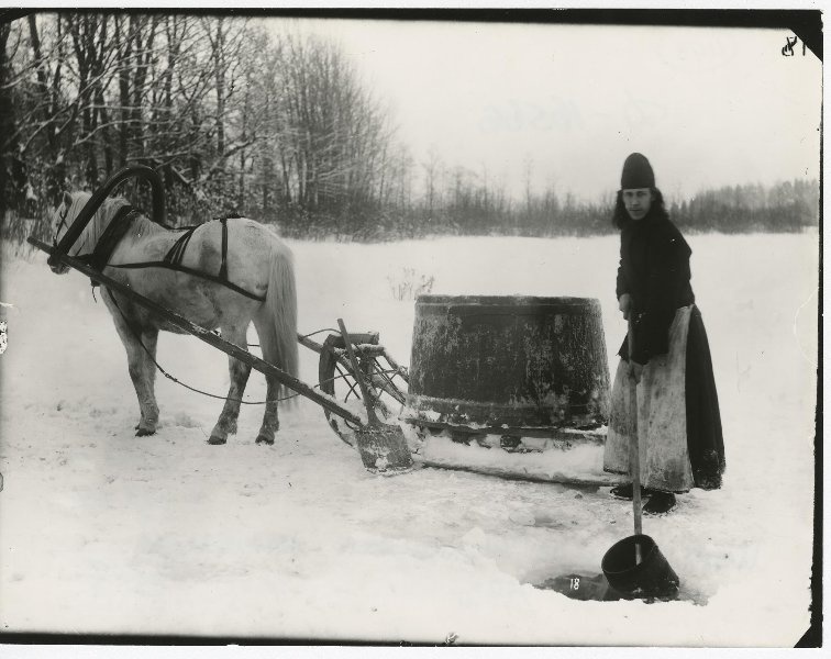 Монах-водовоз, 1900-е. Выставки «Разные православные»&nbsp;и «Монахи» с этой фотографией.