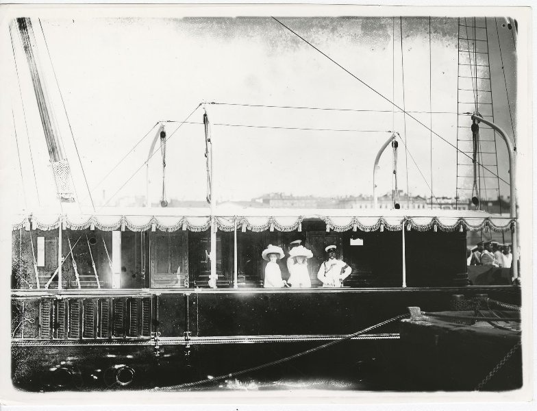 Император Николай II c дочерьми на яхте «Александрия», 1913 - 1917. Выставка «Дореволюционная Россия: транспорт» с этой фотографией.