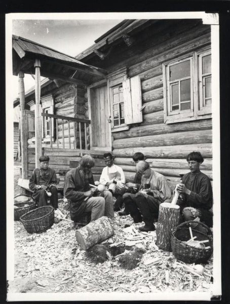 Ложкарное производство, 1897 год, Нижегородская губ., Семеновский у., дер. Деяново. Выставка «Освобожденные крестьяне» с этой фотографией.