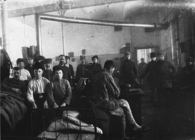 Мужское общежитие на суконной фабрике Бутиковых, 1918 год, г. Москва. В 1881 году на основе фабрики, существовавшей с 1812 года, было учреждено «Товарищество мануфактур Ивана Бутикова», которому принадлежала большая бумаго- и шерстоткацкая фабрика на Остоженке.&nbsp;Торговля шерстяным и бумажным товаром шла в Старом Гостином Дворе. 
После смерти Ивана Ивановича Бутикова директором Товарищества стала его жена Анфиса Федоровна (1836–1890).&nbsp;