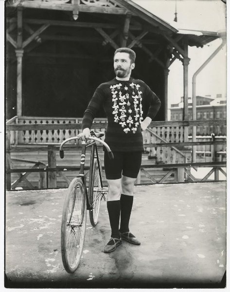 Победитель гонок, 1895 - 1913, г. Санкт-Петербург. Выставка «Приди… Чаруй… Люби…»,&nbsp;«На "педальном коне"»&nbsp;и&nbsp;видео «Я буду долго гнать велосипед» с этой фотографией.
