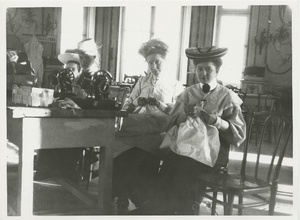 Пункт приема пожертвований в пользу раненых в дамском рабочем комитете, 1905 год