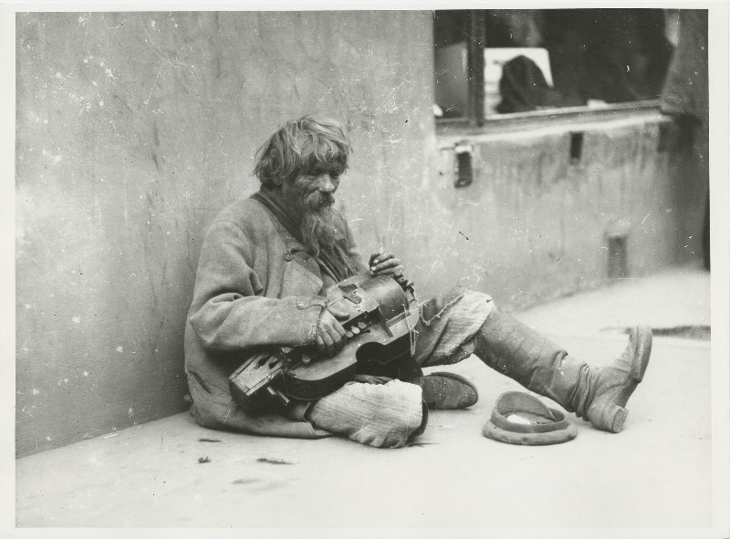 Музыкант на тротуаре, 1900-е. В руках у музыканта – колесная лира.Выставки: «Музыкальный момент»,&nbsp;«Дореволюционная Россия: профессии»&nbsp;и «Музыка везде, кроме...» с этой фотографией.