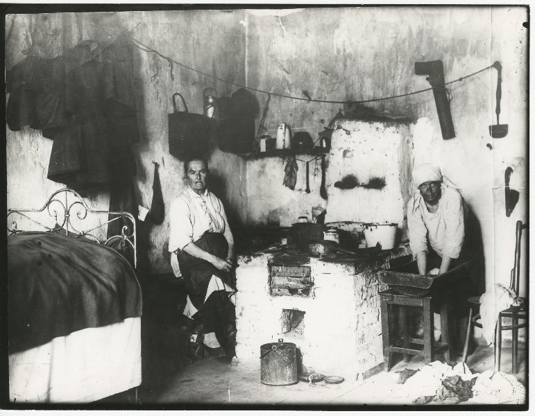 Квартира рабочих, 1900 - 1913, г. Санкт-Петербург. Выставки:&nbsp;«Лучшие фотографии. У печи»,&nbsp;«Петербург Достоевского» с этим снимком. 