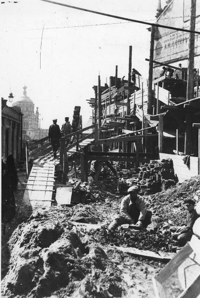 Строительная площадка на Никольской, 1917 - 1923, г. Москва, ул. Никольская. На втором плане – часовня Пантелеймона Целителя у Владимирских ворот Китай-города.